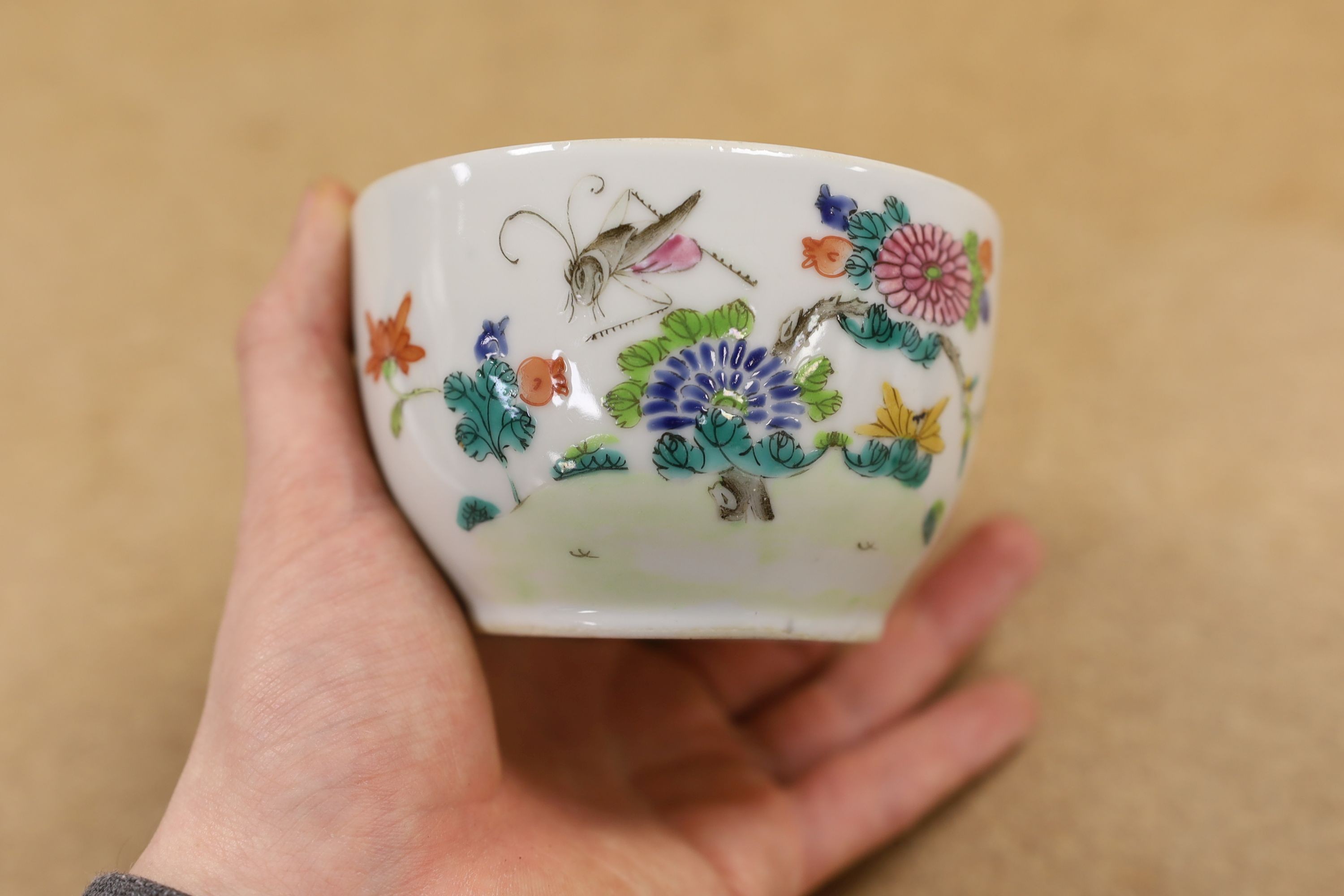 A Chinese famille rose chupu and a bowl, late 19th century, and a cloisonne parasol handle, 23cm long